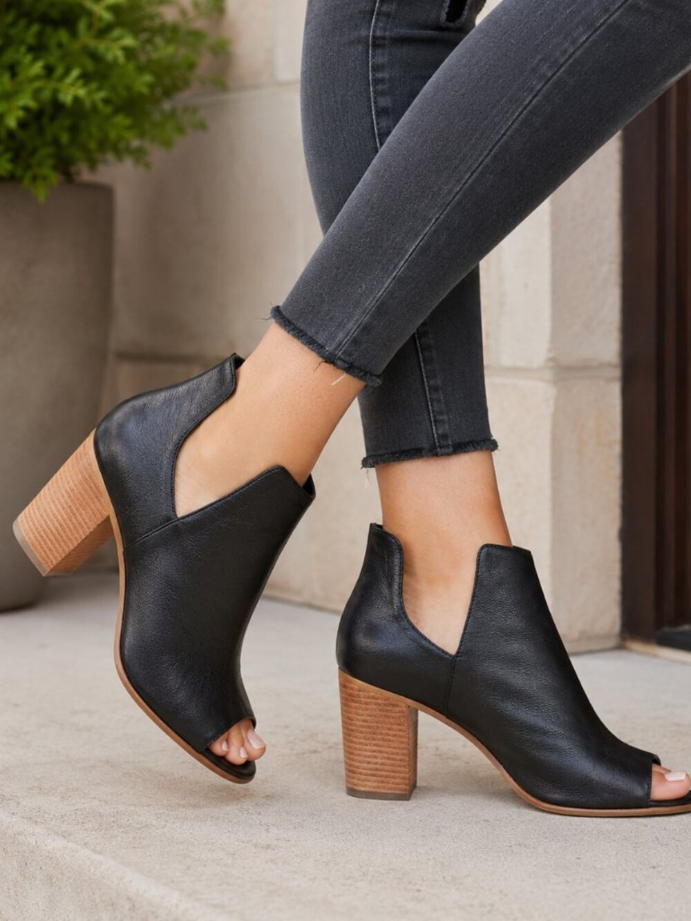 Steve Madden Nello Black Leather Peep Toe Booties, Size 7.5